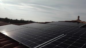Photo de 6 panneaux sur 10 panneaux posés en tout, marque Q-CELLS G 4.1 en surimposition sur un pan de toiture au Crès (34) - Installation solaire photovoltaïque en autoconsommation réalisée par Libow en aout 2018
