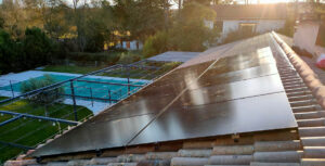Suprimposition installation nettoyer panneaux solaires - 3 kW - 12 panneaux Sunpower P3 et micro onduleur - Montpellier 34000 - Oct 2021 - Libow installateur solaire